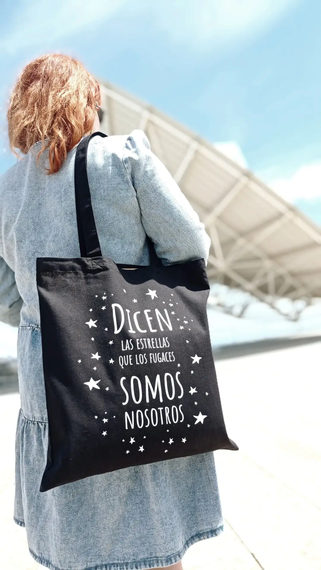 Dicen las estrellas que los fugaces somos nosotros tote bag